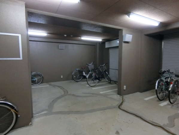 トーシンフェニックス高円寺弐番館外観共用部12｜駅に近いので自転車を使う人も少ないのでしょうか。この日は日曜の雨天でしたが、やや余裕がるようにも見受けられます。