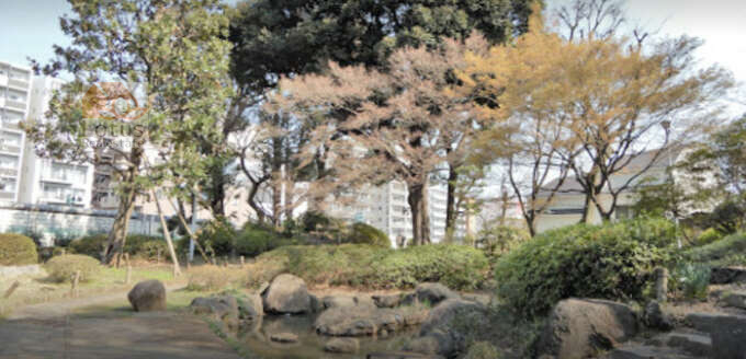 文京区立関口台公園｜徒歩1分に「文京区立関口台公園」があります。高低差のある公園です。