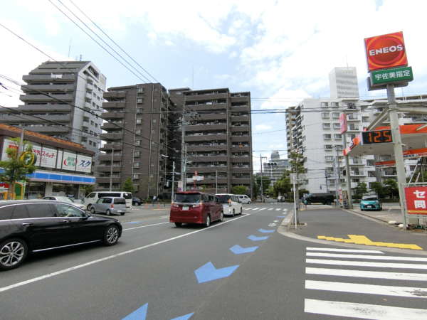 コスモ西葛西アプローチ8｜ガソリンスタンドの先に大きなマンションある交差点が見えてきます。