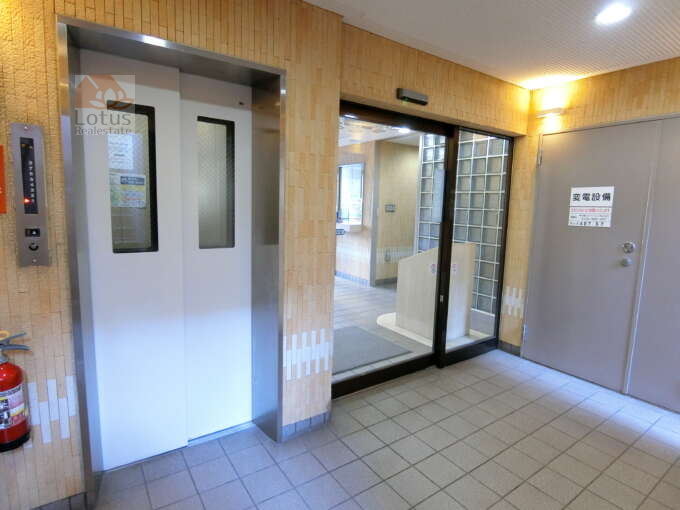 ナイスアーバン東陽町仙台堀川公園外観共用部6｜エントランスに入ったところ、すぐにエレベータホールです。