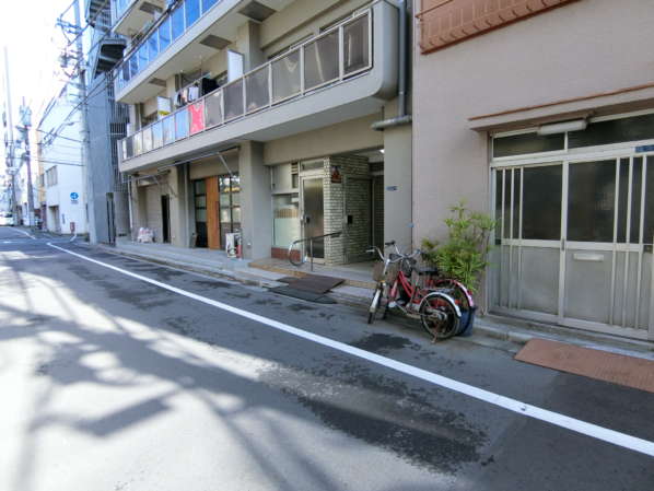 大蔵シャルム外観・共用部｜エントランス前の様子です。