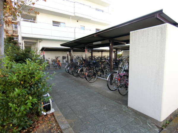 いづみハイツ柴又外観共用部8｜敷地内に駐輪場があります。