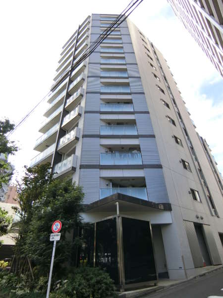 ザパークハウス新宿柏木外観共用部1｜精悍なファサードです。便利なロケーションですが、意外とマンションも少なく、建物が低い街並みでした。