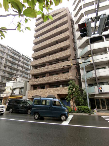 トーシンフェニックス高円寺弐番館外観共用部3｜物件の南方向には丸ノ内線が走っていますが、「新高円寺」駅からも徒歩７分です。