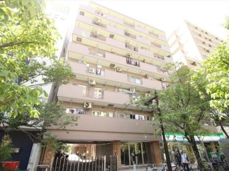 シャルマン築地明石町外観｜1階に「ファミリーマート 築地明石町店」が入っています。