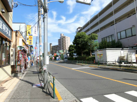 駅前は騒々しさのない住宅街です。こじんまりした印象です。写真では見えませんが、買い物施設は南北に区切る通りに商店街になっているほか、住宅地の各所にあります。