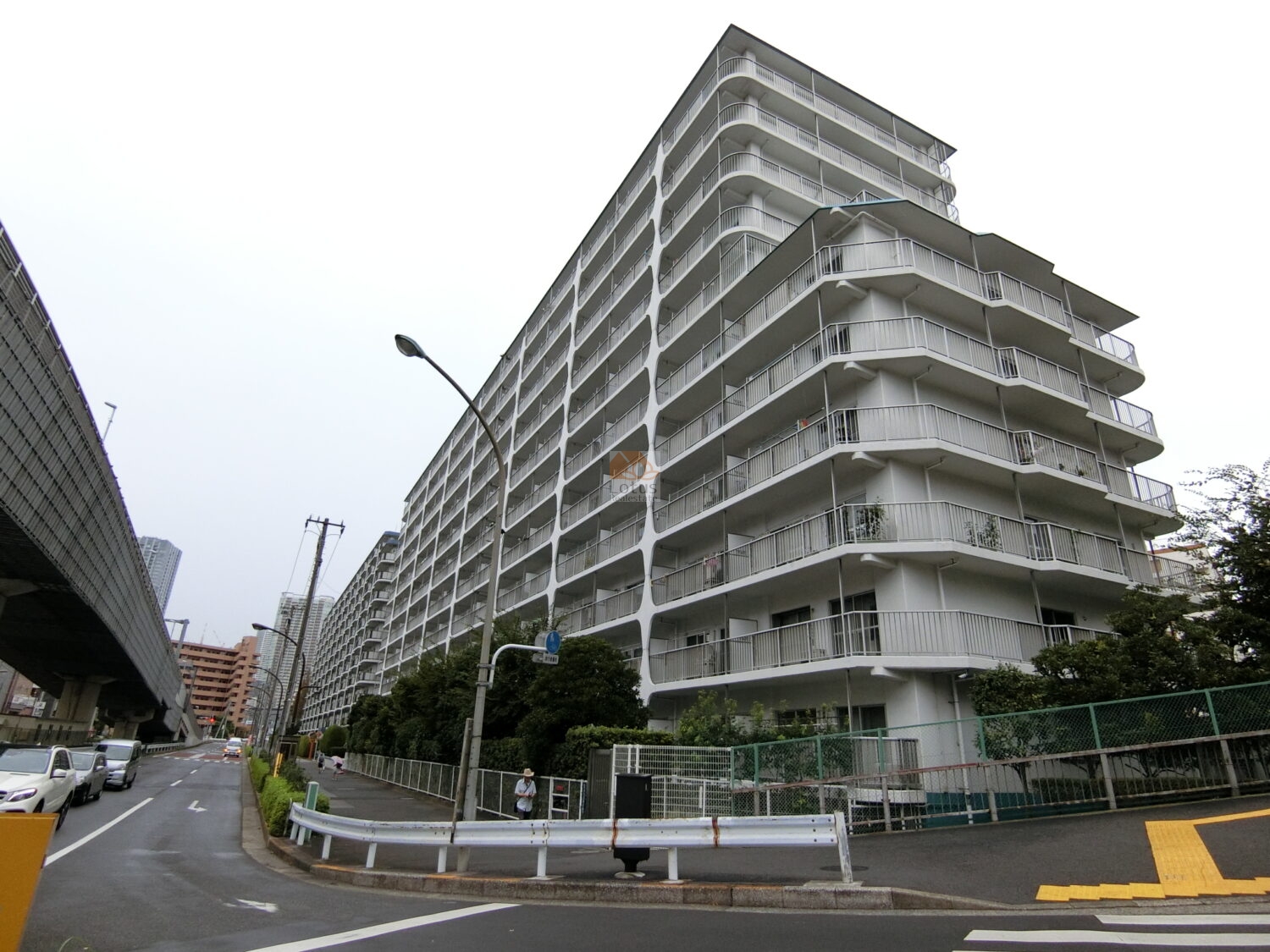 長く伸びる水平ラインが印象的です。総戸数147戸のビッグコミュニティらしいスケール感があり、道路から見上げたときの奥行きが暮らしの余白を感じさせます。運河沿いの立地らしく、空が広く抜けるのも特徴で、開放感を重視する方に向いた外観といえます。