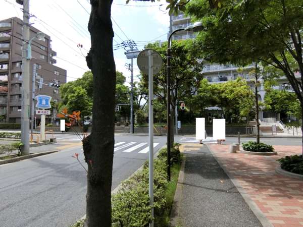 ダイアパレス西葛西アプローチ9｜路地の突き当りはソフトタウン小島町で、ここを右折します。