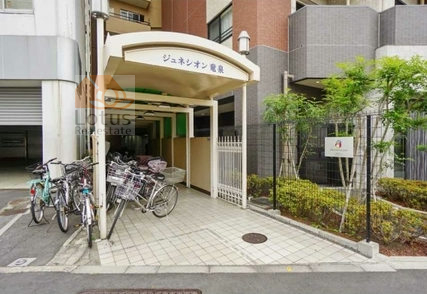 ジュネシオン竜泉エントランス１｜エントランスは昭和通り沿いにあります。