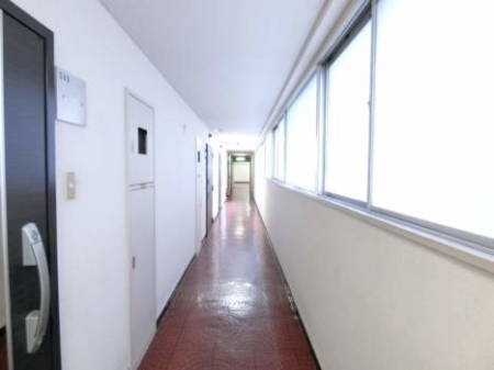 飯田橋ハイタウン 共用部3｜共用廊下は内廊下式になっています。写真は以前の販売物件として出ていた５階部分を撮影しました。