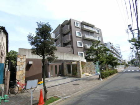 ビジュー青井　外観4｜左手には共用駐輪場があるのですが、しつらえもおしゃれです。