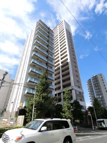 ザパークハウス新宿柏木外観共用部3｜小滝橋通り沿いに面していて、新宿駅も徒歩圏です。