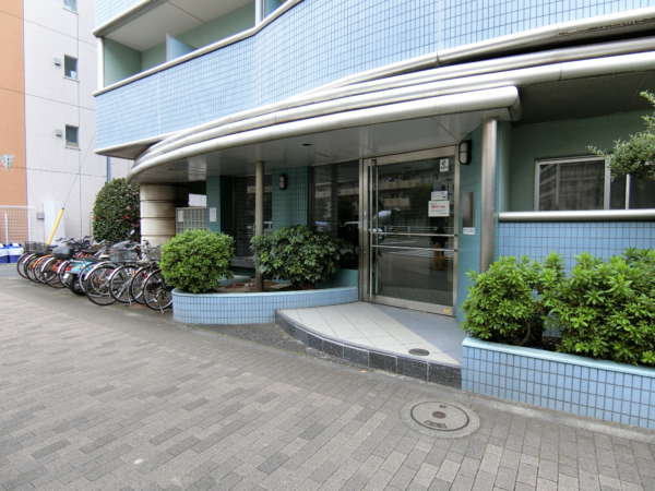 コスモスパジオ東大島外観共用部1｜エントランスは人通りの多い通りに面したところにあります。