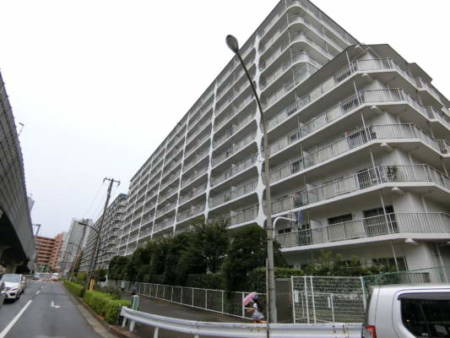 木場サンハイツ外観共用部2｜南側は東西にスッキリと広がった配置です。大きな通りと高速道路のランプに面しています。