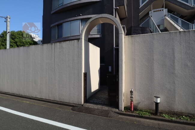 コスモ亀戸共用部1｜裏側でサブエントランス的な利用をされています。