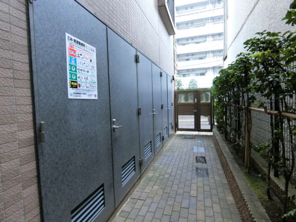 トーシンフェニックス高円寺弐番館外観共用部7｜ゴミスペースは一階の脇の部分にあります。