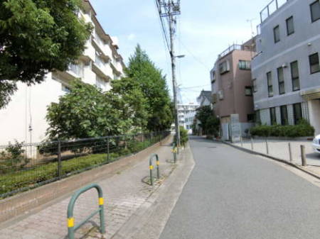 ビジュー青井　アプローチ2｜駅を出ると、ビジュー青井に向けては住宅地の中を進みます。静かな住宅エリアです。