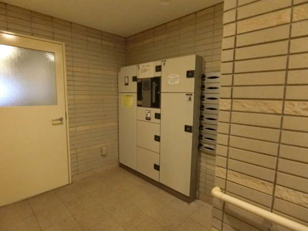 グローリオ錦糸町外観共用部4｜宅配ボックスも整備済み。