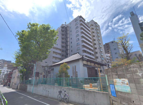 文京ハイツは１３階建てのマンションです。春日通りから一本入った立地で、周辺には寺院や公園がある落ち着いた住環境です。またお茶の水女子大学、つくば大学東京キャンパス、教育の森公園などがあります。