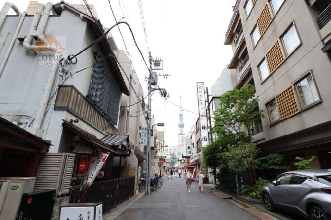 ライオンズマンション雷門近隣｜エントランスは路地のほうにあります。こちらも老舗の料理店や甘味処が並ぶ一角です。