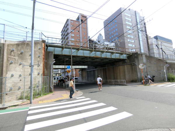 ハピーハイツニュー亀戸外観共用部6｜線路と大通りに囲まれた環境で、音の面ではハンデがあるかもしれません。その分、駅に近く便利です。二重サッシになっているとうれしいですね。