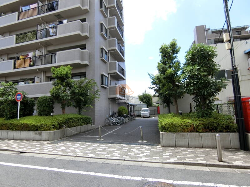 クレストコート北綾瀬 (5)｜駐車場設置済みです。アプローチはエントランスと区分されています。