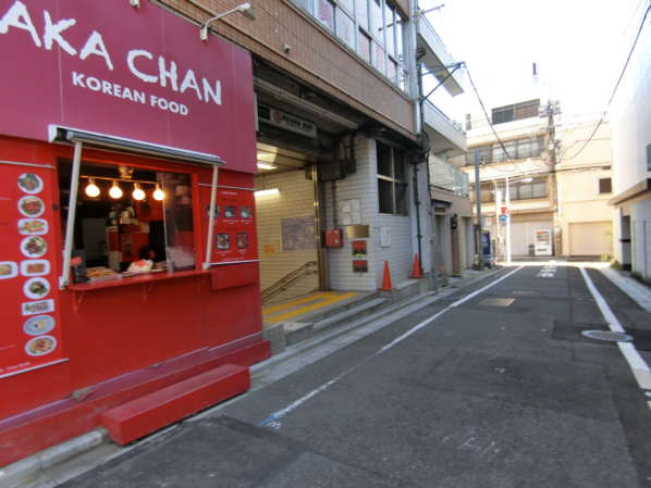 大蔵シャルムアプローチ3｜大蔵シャルムは蔵前駅から駅徒歩１分のロケーションです。現在は写真の出口か次の写真のエレベータ専用出口が最寄りです。