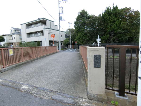 妙正寺川｜妙正寺川沿いに歩みをすすめます。