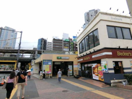 飯田橋ハイタウン アプローチ4｜飯田橋ハイタウンの最寄駅は飯田橋駅です。ＪＲ線、東西線、有楽町線、大江戸線、南北線が行きかうターミナルです。駅から３分のロケーションです。