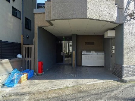 堤マンション (2)｜自主管理の小規模なマンションです。総戸数が16戸と少ないため、住民同士のコミュニケーションや管理体制の維持がしやすくなっています。