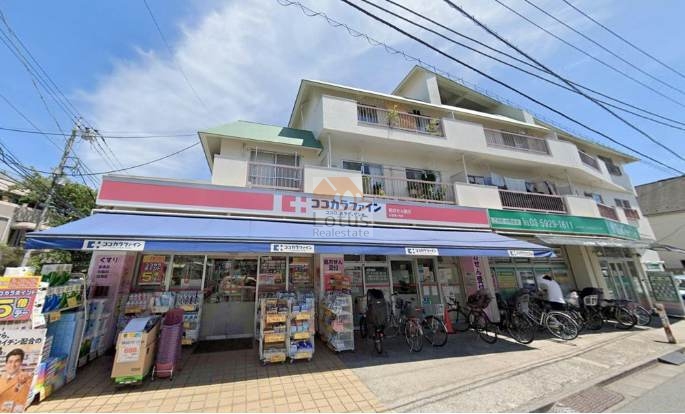 建物の1階部分には「ココカラファイン」薬局が構え、生活用品や薬がすぐ手に入る便利さを感じました。道路に面して整然と並ぶ自転車の姿が、地域の暮らしに根付いた日常を物語っています。ライオンズマンション新高円寺は、昭和50年築、4階建てのマンションです。
