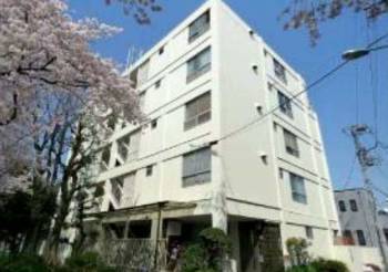 東北沢コーポラス外観｜東北沢コーポラスは昭和４４年築の５階建てマンションです。多摩川上水給水路緑地に隣接しています。エレベーターはありません。
