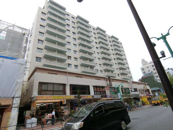 新宿スカイプラザ外観共用部｜新宿スカイプラザは賑わいがある大久保通り沿いにあります。副都心線「東新宿」駅から徒歩４分です。ＪＲ山手線「新大久保」駅からは徒歩６分です。
