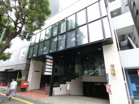 飯田橋ハイタウン エントランス1｜物件のエントランスのところに来ました。区分所有建物として、１～３階はオフィス・店舗棟になっているとの表示です。
