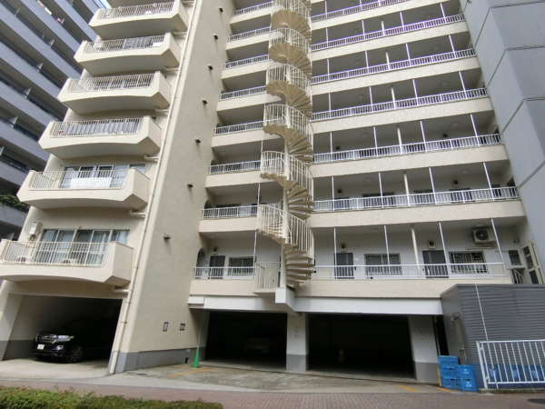 マンションヴィップ中野坂上外観共用部2｜表通りで建物に向かって左手に駐車場があります。
