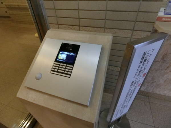 グローリオ錦糸町外観共用部9｜エントランスにはオートロックが設置済みです。