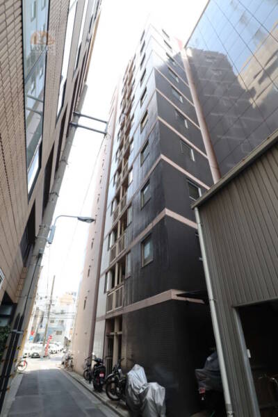 浅草橋グランドハイツ外観3｜東側には細い路地が通っています。一見狭く感じられるこの路地ですが、自転車やバイクの駐輪スペースもあります。限られた空間を効率的に利用し、居住者の便利さに配慮してるようですね。