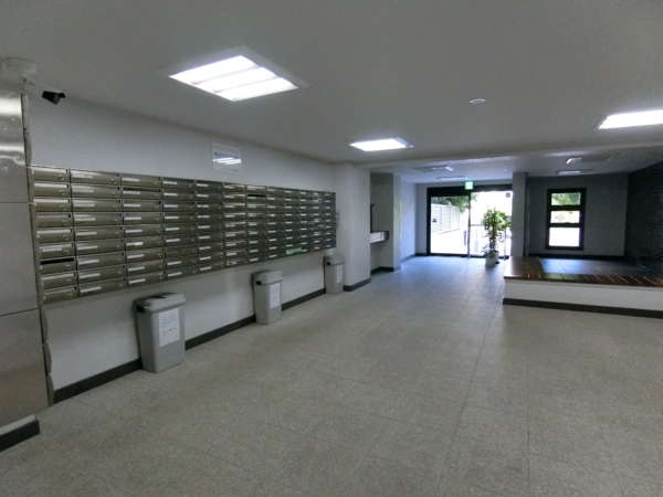 ソフトタウン小島町外観共用部4｜エントランスホールとメールポストです。