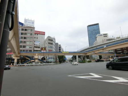 飯田橋ハイタウン アプローチ3｜駅から３分といても不動産表示の３分です、大通りをまたぐ分、実質はもう少しかかりますが、そういったものを除いても、近さを実感できるロケーションと言えます。