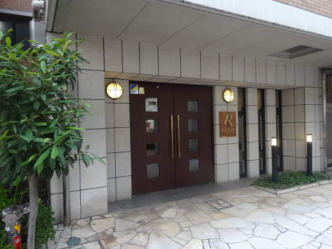 レクシオシティ高円寺　エントランス1｜環七通りに面した立地です。