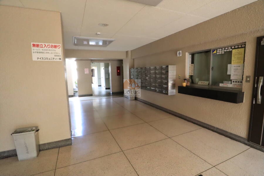 ニックハイムお花茶屋共用部1｜エントランスホールです。エントランスは管理人さんが執務を取るために陣取っているスペースです。
