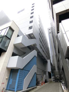 飯田橋ハイタウン 外観2｜外観の様子です。都心のマンションなので、他の建物と近接しています。向きと階層によっては見晴らしが遮られる場合があります。ご了承ください。ただ、そうだとしても立地条件は良好です。