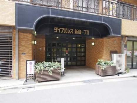 ダイアパレス新宿一丁目エントランス (2)｜丸の内線「新宿御苑前」駅から徒歩3分です。