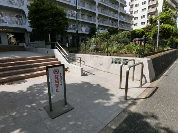 ソフトタウン小島町外観共用部3｜スロープが設置されたエントランスです。ここも広いですね。