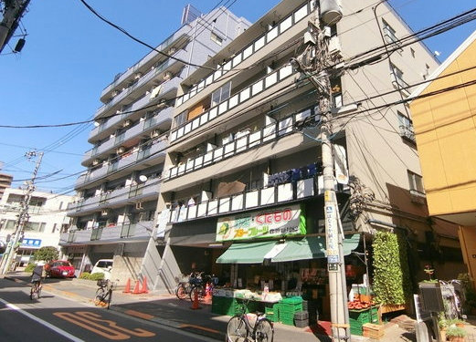 ドエル・トーアは、豊島区巣鴨4丁目に位置する5階建てのマンションです。1階には「スターフルーツ 巣鴨店」という八百屋さんがありこの辺りでは人気です。果物以外にも野菜も購入することができます。すぐ近くにはスーパーマーケット「コモディイイダ 西巣鴨店」もあるので食材のお買物はしやすい環境です。