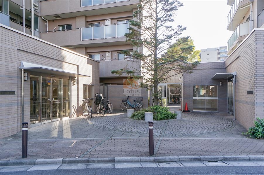 藤和シティホームズ綾瀬しょうぶ沼アクアフィールレジデンスエントランス１｜駅から近くても利便性良好です。
