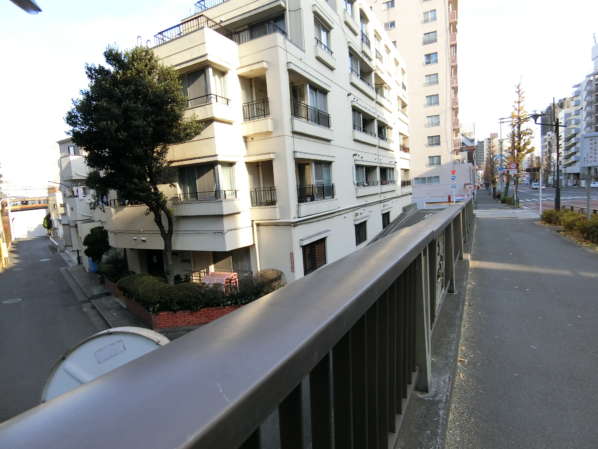 ローズハイツ荻窪外観・共用部2｜ローズハイツ荻窪は青梅街道沿いですが、１本小道を挟んだロケーションにあります。