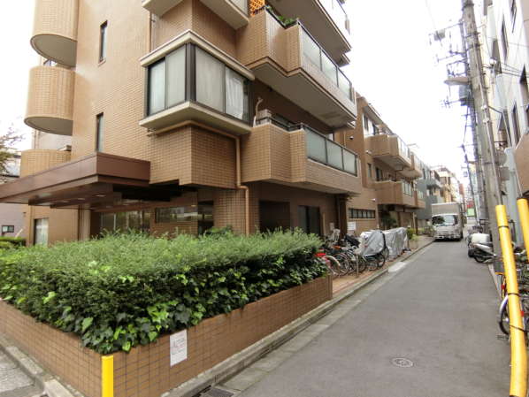 ストークウエステリア外観共用部5｜植栽も適切に整備されています。
