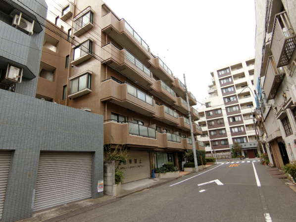 ストークウエステリア外観共用部4｜１階部分は店舗等で構成されています。