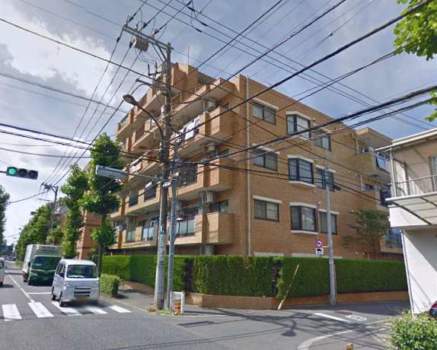 ライオンズマンション石神井公園第６外観１｜マンションの向かいにはコンビニエンスストア、ドラッグストアがあり便利です。